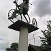 Скульптуры на столбах в городе Дмитров