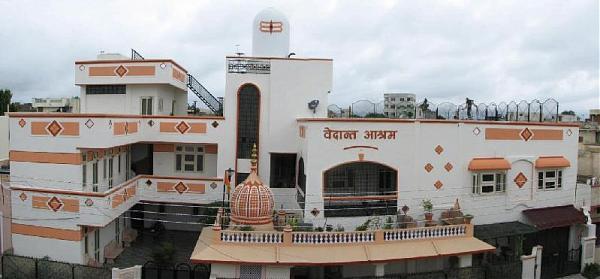 Vedanta Ashram 2948 50 E Sudama Nagar Indore Eastern facade of the ashram main building with a view of sri aurobindo's room and the mother's terrace. wikimapia
