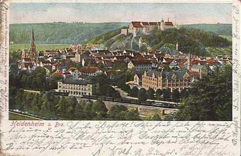 Heidenheims Bard Finne (l) und Hauke Wahl vom SC Paderborn kämpfen um ...