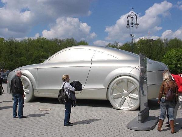 Скульптура из автомобилей