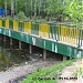 Пешеходный мост через пруд в городе Москва