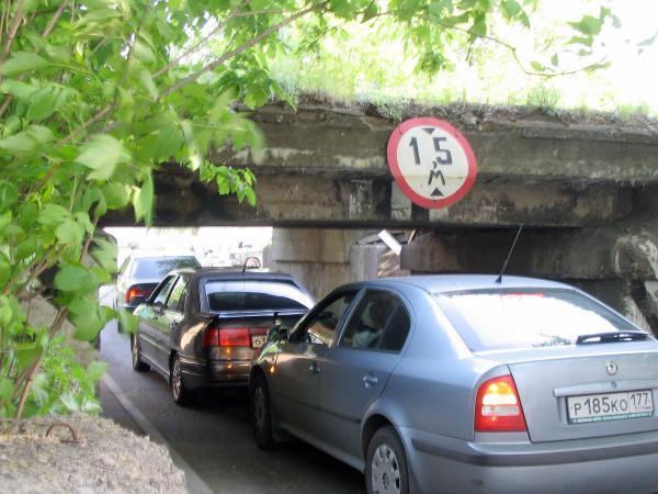 Улица под мостом