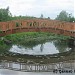 Декоративный деревянный пешеходный мост в городе Москва