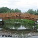 Декоративный деревянный пешеходный мост в городе Москва