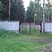 Бетонный заборчик в лесу в городе Жуковский