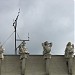 Утраченная скульптурная группа на фасаде в городе Москва