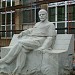 Памятник В. И. Ленину, сидящему на скамейке