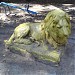 Статуя чугунного льва в городе Москва