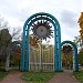 Огромные декоративные ворота парка в городе Москва