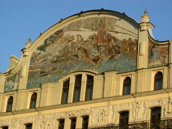 Майоликовое панно «Принцесса Греза» на центральном фасаде гостиницы ...