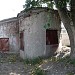 Полуразрушенное здание оригинальной архитектуры в городе Москва