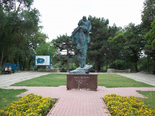 Monumentul Lui Ion Si Doina Aldea Teodorovici Chisinău