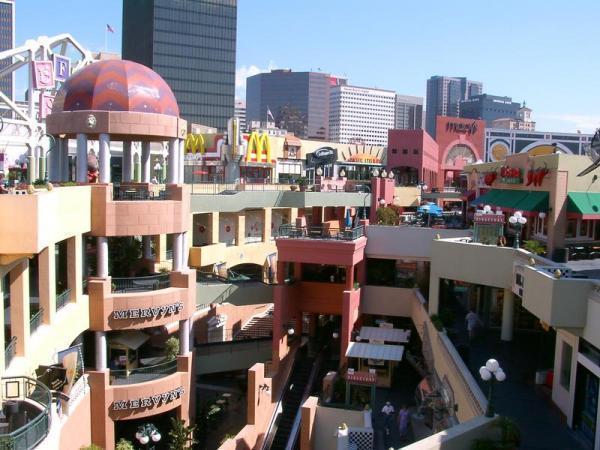 Malls san diego california Today, San Diego's outlet malls are impressive retail complexes that rival your traditional regional shopping mall. And the outlet malls offer you high-profile brands in their own dedicated stores, though to be honest, not all of them are
