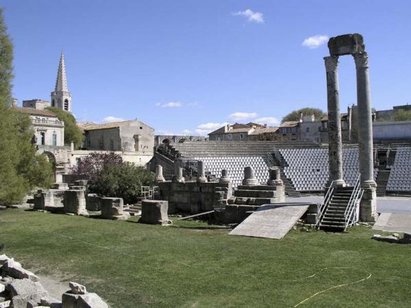 Античный театр (Théâtre Antique) Арль (Arles), Франция - достопримечательности Арля, что посмотреть в Арле. Путеводитель по Арлю и Провансу. Древнеримские памятники Арля, амифтеатр Арля. лучший путеводитель по Франции скачать бесплатно, путеводитель по Арлю