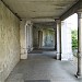 Chapelle de l'hôpital et sa galerie d'accès dans la ville de Caen