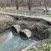 Ограждённый участок дорожки над коллектором в городе Москва