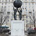 Скульптура «Миру — мир!» в городе Москва