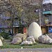 Скульптура гигантского яйца в городе Харьков