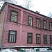 Реконструированное историческое здание бывшей фабричной школы в городе Москва
