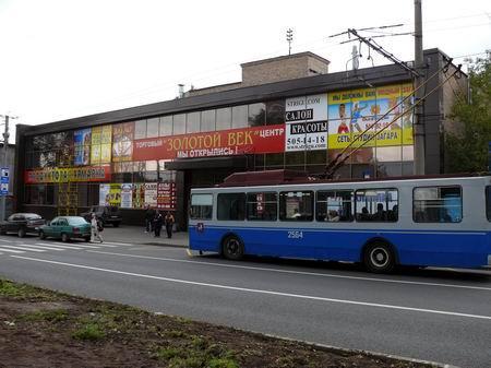 На нулевом и первом этажах расположены продуктовая и детская ярмарки