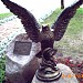 Мемориальная доска и статуетка сокола в городе Бобруйск
