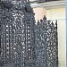 Историческая ограда каслинского литья в городе Москва