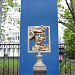 Стенд с бронзовыми скульптурами и барельефами в городе Москва