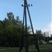 Сохранившаяся деревянная опора линии электропередач в городе Москва