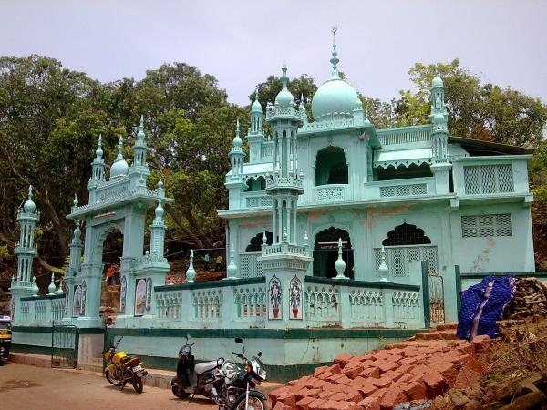 The Masjid E Noor Purnagad This fort is a very small, not so important fort in ratnagiri district. the masjid e noor purnagad