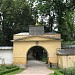 Глинобитная ограда церкви с башнями в городе Архангельское