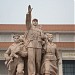 Скульптурная группа на выходе из Мавзолея Мао (с западной стороны) (ru) in Beijing city