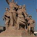 Скульптурная группа на выходе из Мавзолея Мао (с западной стороны) (ru) in Beijing city