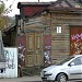 Зеленая зона со старыми домами в городе Тверь