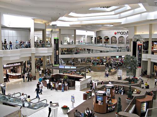 Largest Shopping Mall in Chicago - Woodfield Mall - Schaumburg IL