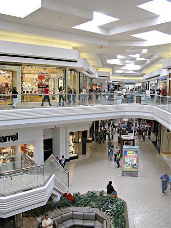 biggest mall in illinois