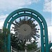 Огромные декоративные ворота парка в городе Москва