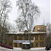 Сохранившийся двухэтажный деревянный дом в городе Москва