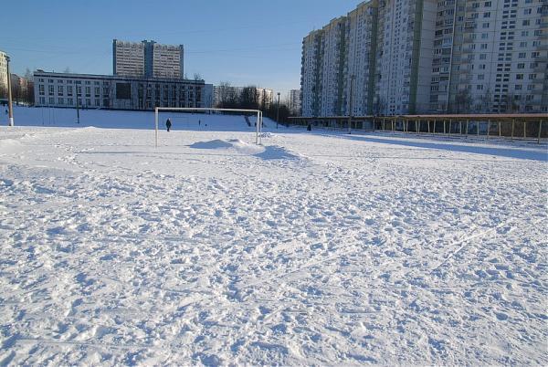 Футбольное поле зимой