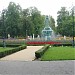 Szökőkutat övező központi virágoskert in Eger city