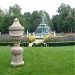 Szökőkutat övező központi virágoskert in Eger city