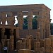 أعمدة معبد فيلة العظيم في ميدنة أسوان 