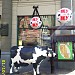 Рекламная скульптура коровы перед входом в кафе «Му-му» в городе Москва