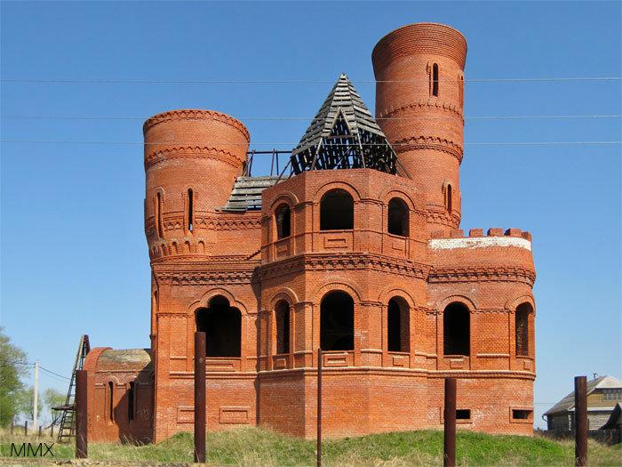 В Кирове продают коттедж в виде средневекового замка за 22 млн рублей