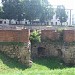 Фрагмент низького муру в місті Львів
