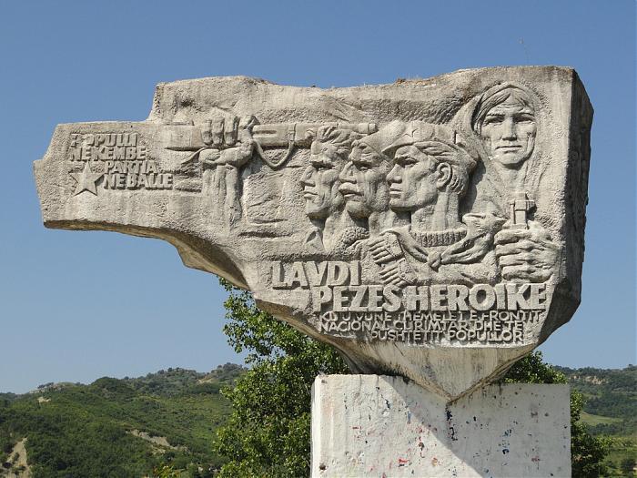 Lapidari në Pezë (Shqip)