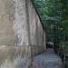 Лестница вдоль стены в городе Киев