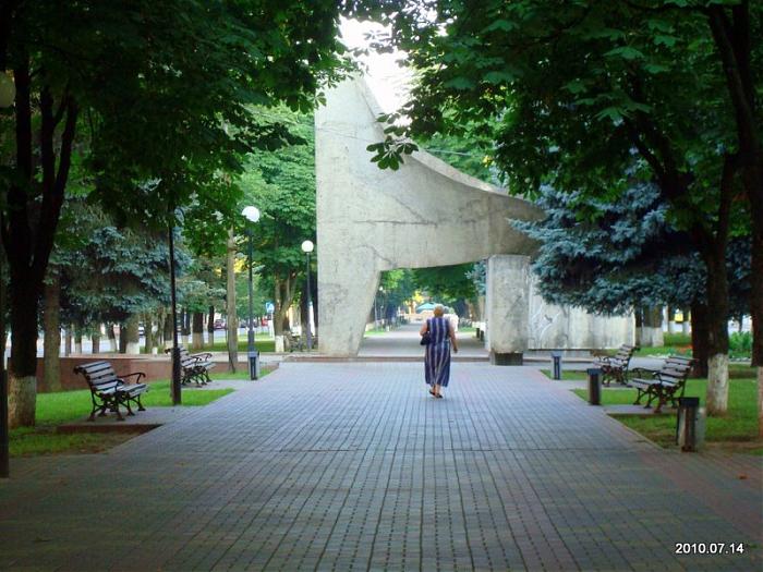 Полоцкий парк минск полоцкий парк фото Монумент, посвященный 50-летию ВЛКСМ - Полоцк