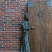Тротуарная скульптура «Девушка за дверью» в городе Калининград