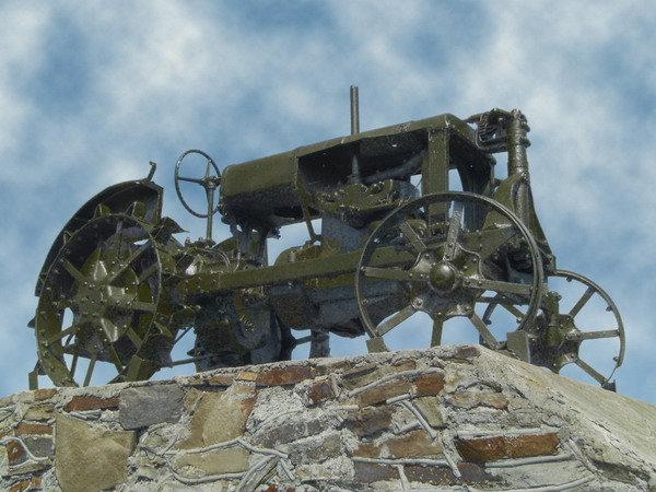 Памятник трактор "Универсал 2" image 1