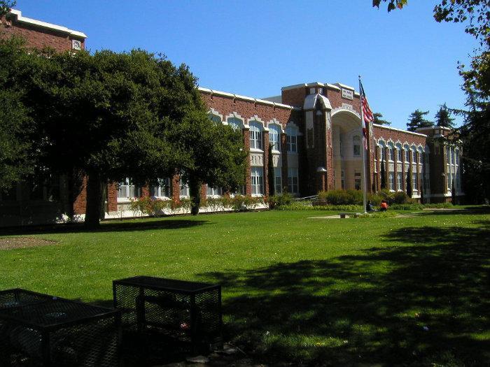 San Mateo High School goes phone-free, largest public school in the country  to do it - ABC7 San Francisco